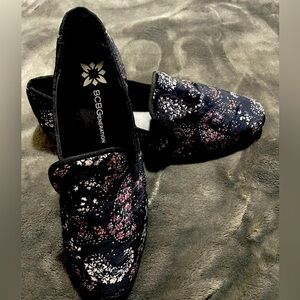 BCBGeneration Justine Black & Pink Velour Paisley Print Loafer Flats in Size 8